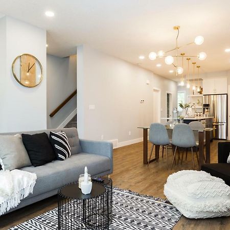 Contemporary Farmhouse Home - King Bed - Double Garage Parking - Free Wifi & Netflix - Long Stays Welcome Edmonton Exterior foto