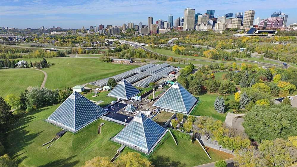 Contemporary Farmhouse Home - King Bed - Double Garage Parking - Free Wifi & Netflix - Long Stays Welcome Edmonton Exterior foto