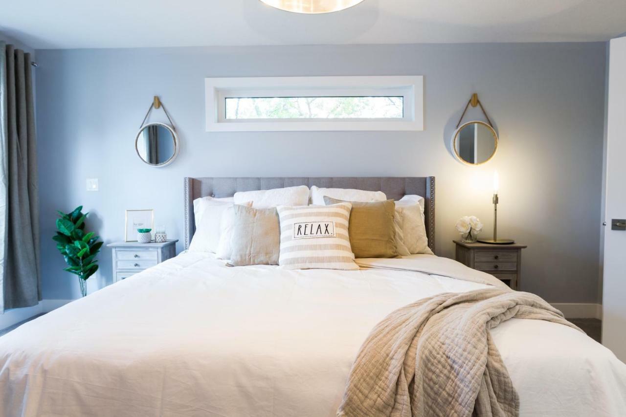 Contemporary Farmhouse Home - King Bed - Double Garage Parking - Free Wifi & Netflix - Long Stays Welcome Edmonton Exterior foto