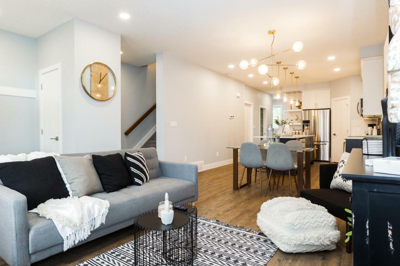 Contemporary Farmhouse Home - King Bed - Double Garage Parking - Free Wifi & Netflix - Long Stays Welcome Edmonton Exterior foto