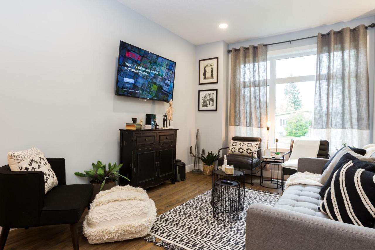 Contemporary Farmhouse Home - King Bed - Double Garage Parking - Free Wifi & Netflix - Long Stays Welcome Edmonton Exterior foto