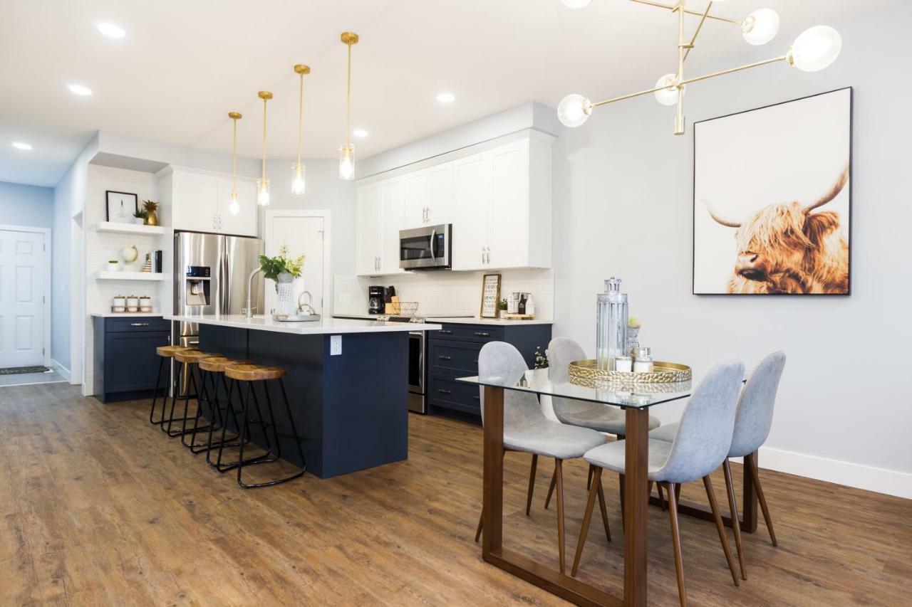 Contemporary Farmhouse Home - King Bed - Double Garage Parking - Free Wifi & Netflix - Long Stays Welcome Edmonton Exterior foto