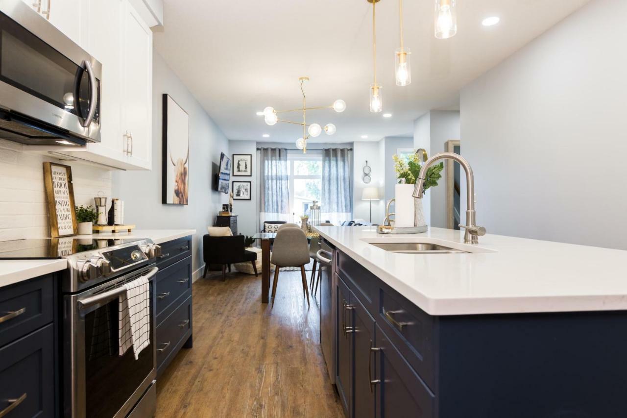 Contemporary Farmhouse Home - King Bed - Double Garage Parking - Free Wifi & Netflix - Long Stays Welcome Edmonton Exterior foto