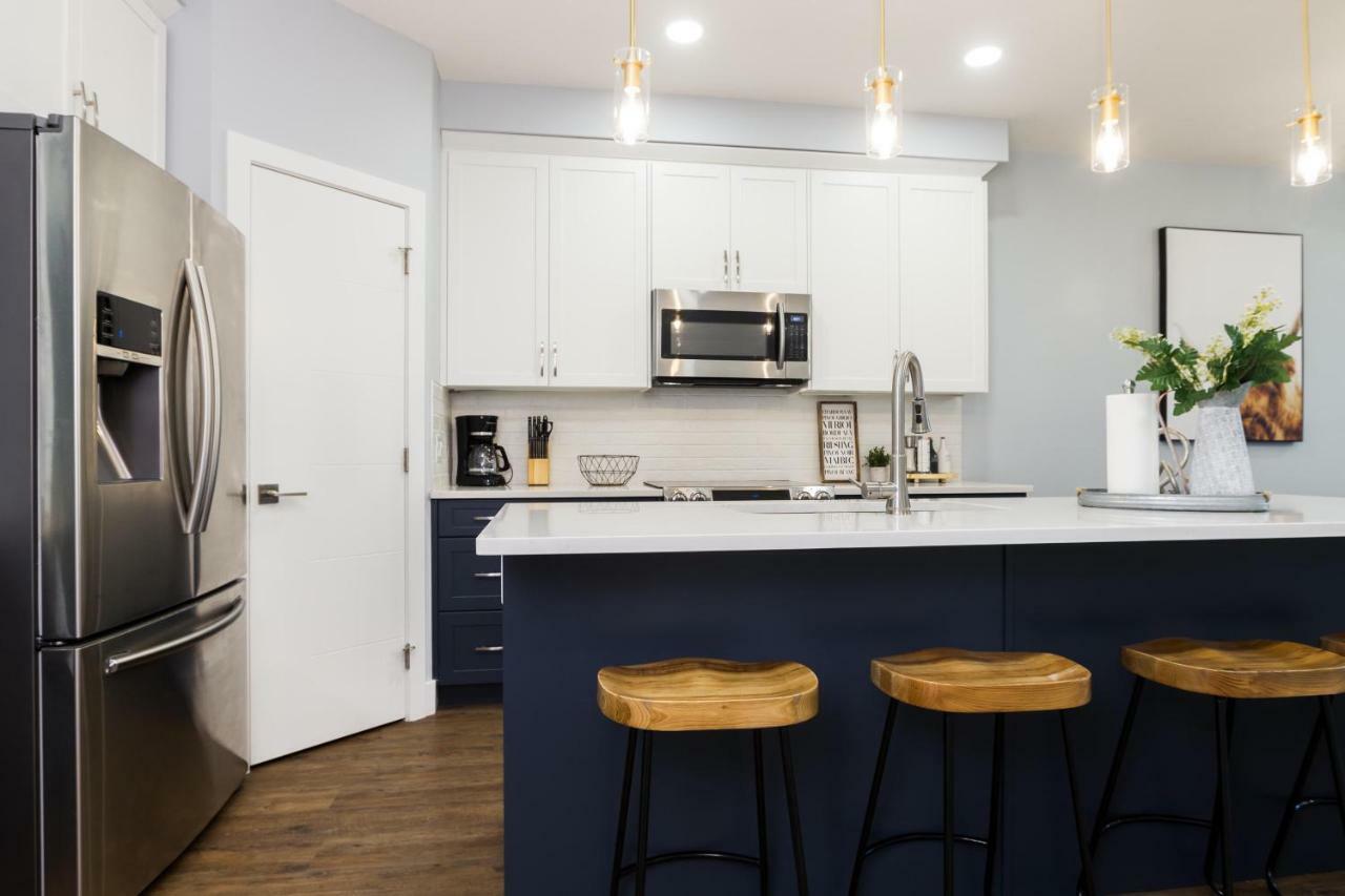 Contemporary Farmhouse Home - King Bed - Double Garage Parking - Free Wifi & Netflix - Long Stays Welcome Edmonton Exterior foto