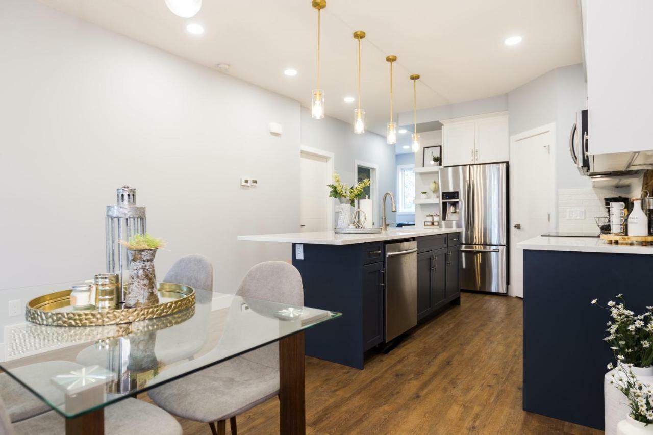 Contemporary Farmhouse Home - King Bed - Double Garage Parking - Free Wifi & Netflix - Long Stays Welcome Edmonton Exterior foto