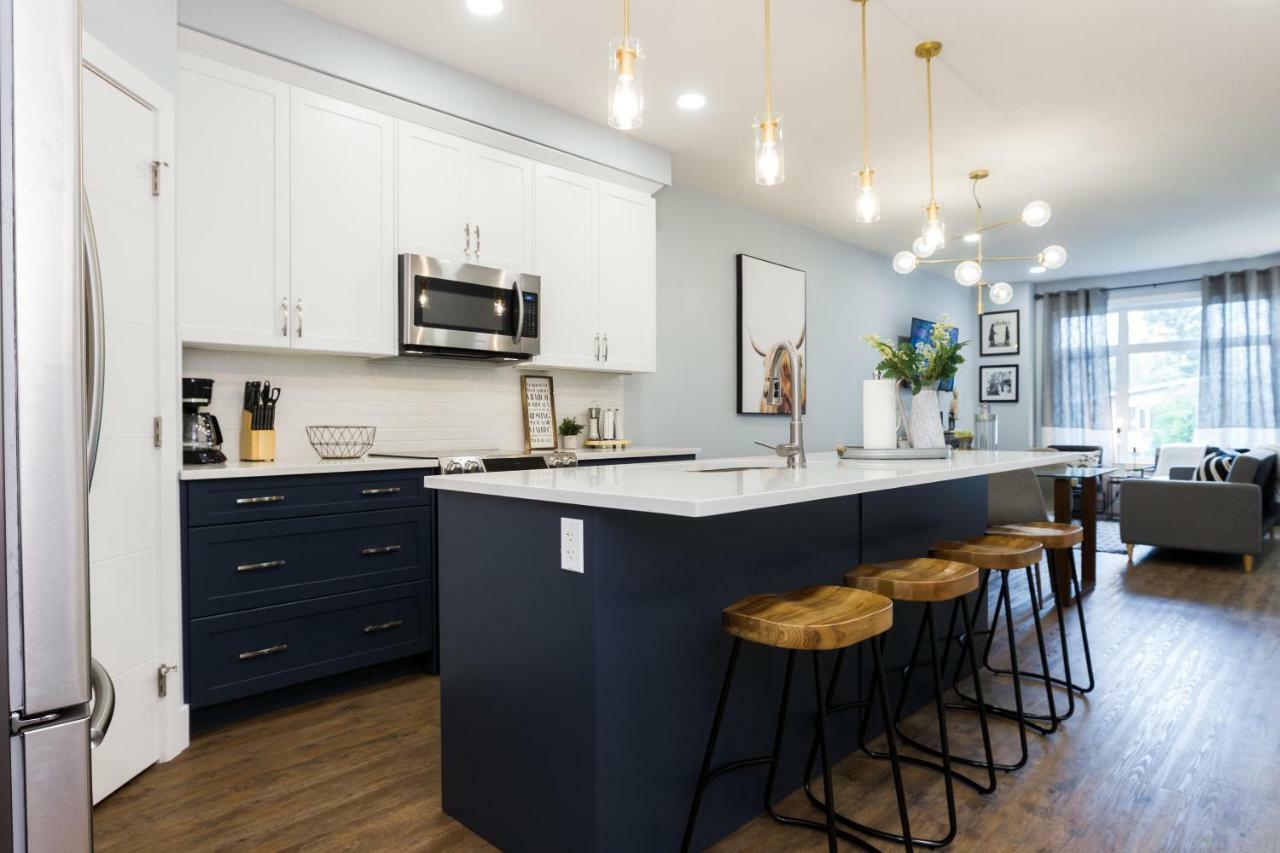 Contemporary Farmhouse Home - King Bed - Double Garage Parking - Free Wifi & Netflix - Long Stays Welcome Edmonton Exterior foto