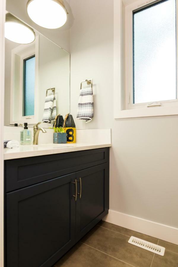 Contemporary Farmhouse Home - King Bed - Double Garage Parking - Free Wifi & Netflix - Long Stays Welcome Edmonton Exterior foto