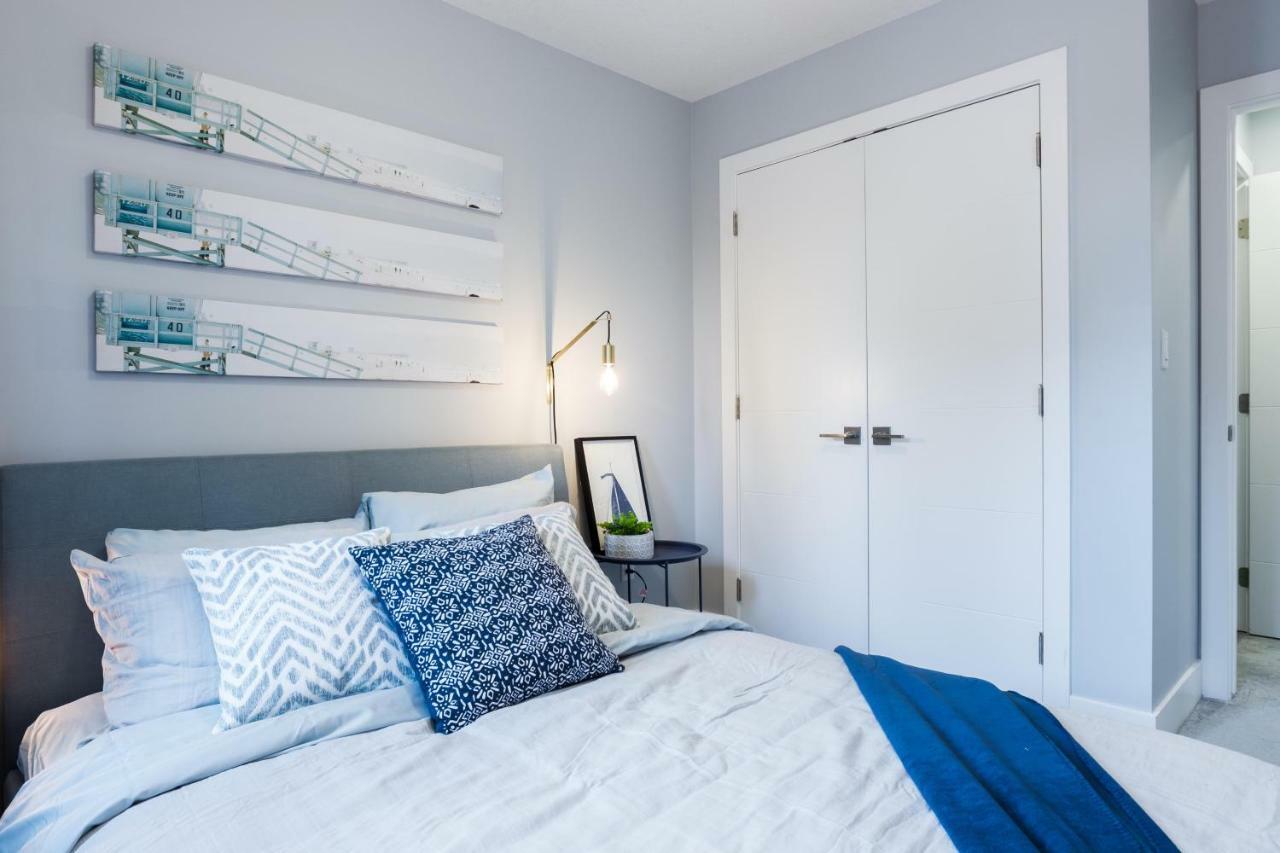 Contemporary Farmhouse Home - King Bed - Double Garage Parking - Free Wifi & Netflix - Long Stays Welcome Edmonton Exterior foto