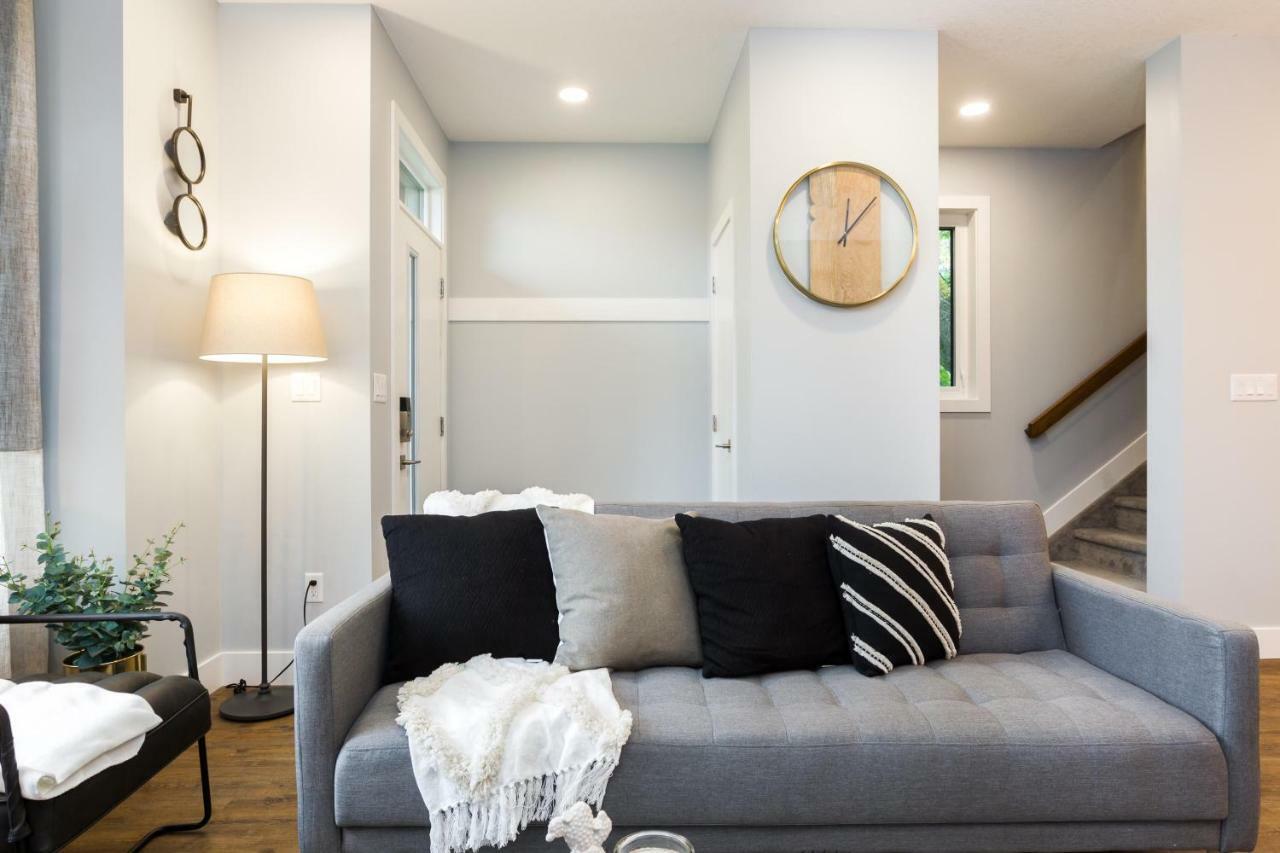 Contemporary Farmhouse Home - King Bed - Double Garage Parking - Free Wifi & Netflix - Long Stays Welcome Edmonton Exterior foto