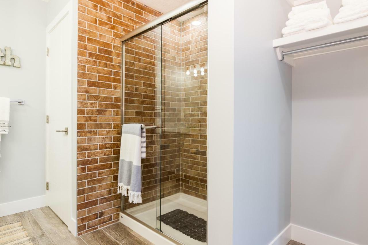 Contemporary Farmhouse Home - King Bed - Double Garage Parking - Free Wifi & Netflix - Long Stays Welcome Edmonton Exterior foto