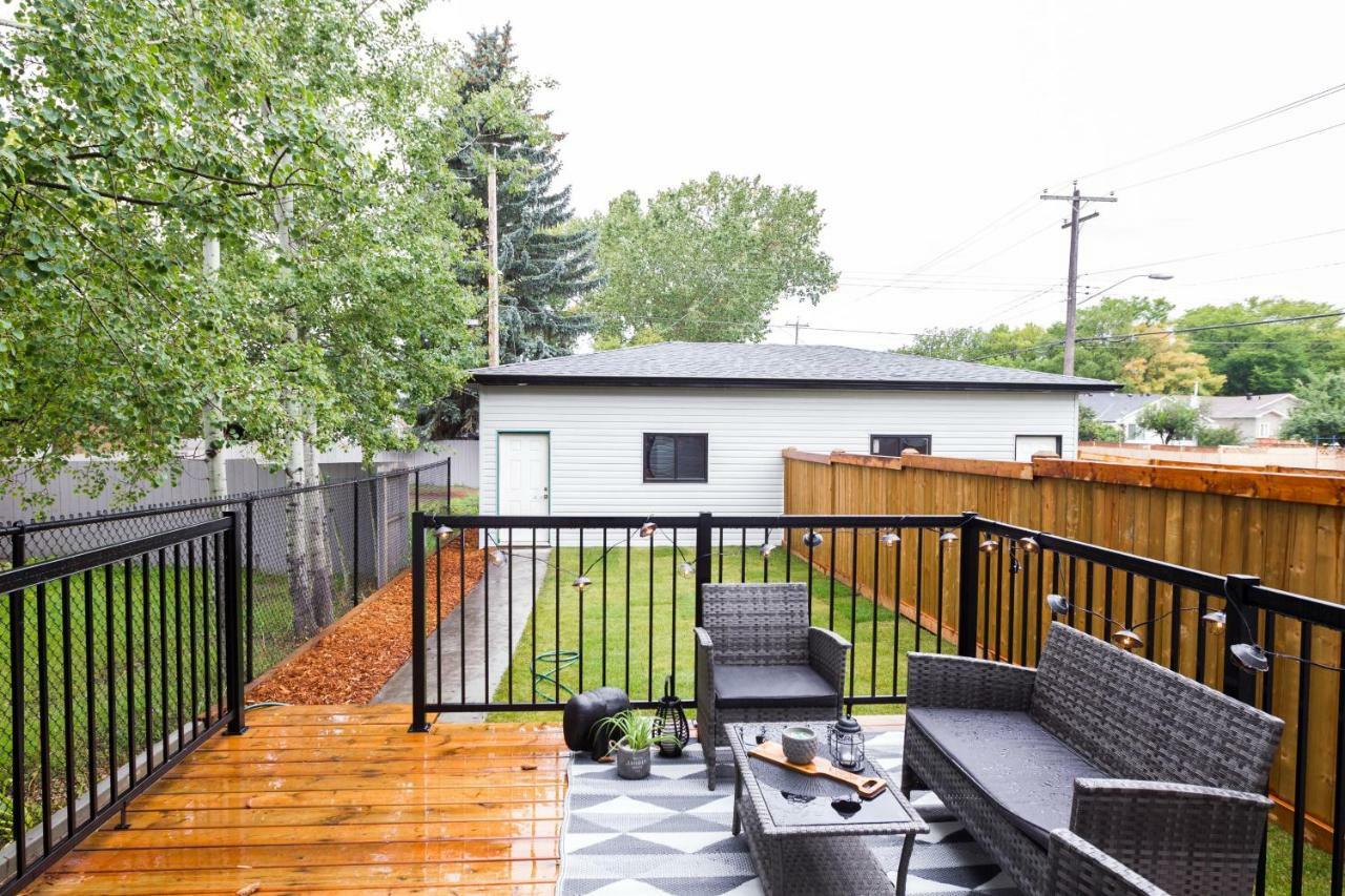 Contemporary Farmhouse Home - King Bed - Double Garage Parking - Free Wifi & Netflix - Long Stays Welcome Edmonton Exterior foto