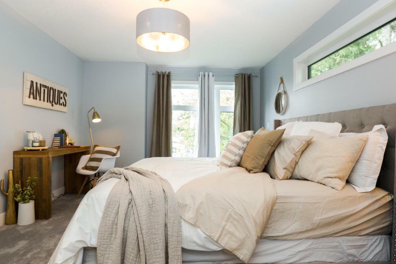 Contemporary Farmhouse Home - King Bed - Double Garage Parking - Free Wifi & Netflix - Long Stays Welcome Edmonton Exterior foto