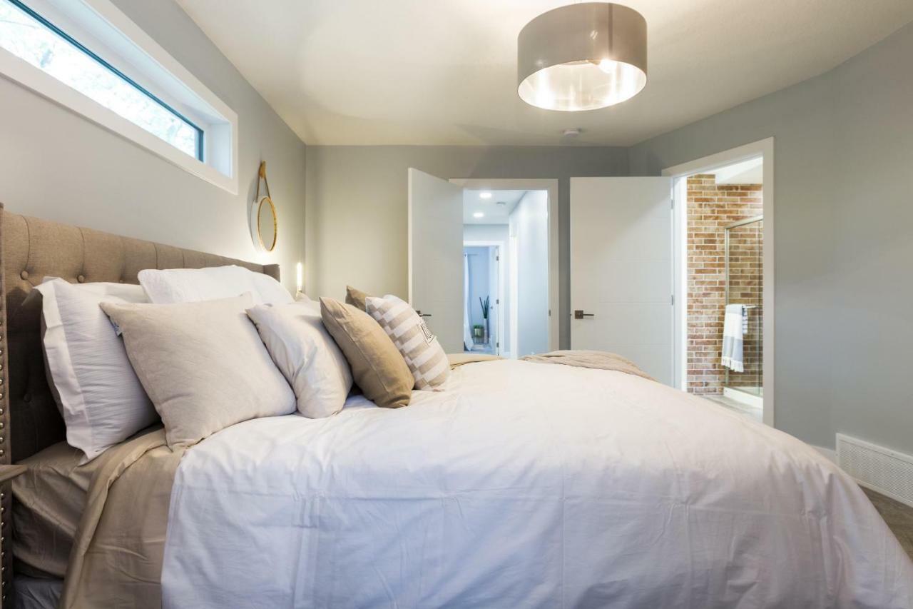 Contemporary Farmhouse Home - King Bed - Double Garage Parking - Free Wifi & Netflix - Long Stays Welcome Edmonton Exterior foto