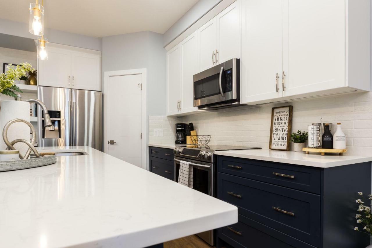 Contemporary Farmhouse Home - King Bed - Double Garage Parking - Free Wifi & Netflix - Long Stays Welcome Edmonton Exterior foto