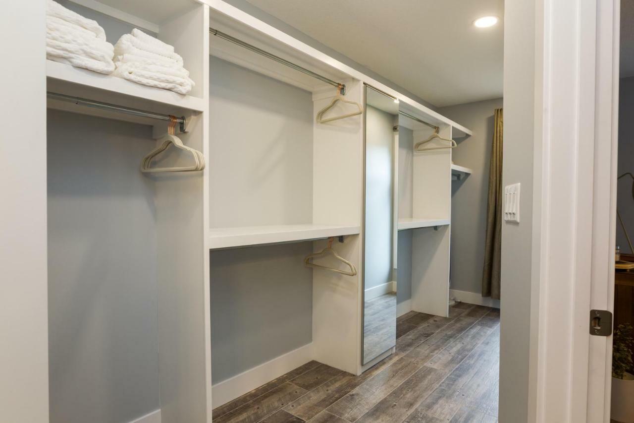 Contemporary Farmhouse Home - King Bed - Double Garage Parking - Free Wifi & Netflix - Long Stays Welcome Edmonton Exterior foto