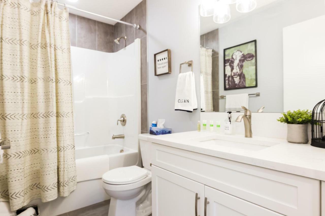 Contemporary Farmhouse Home - King Bed - Double Garage Parking - Free Wifi & Netflix - Long Stays Welcome Edmonton Exterior foto
